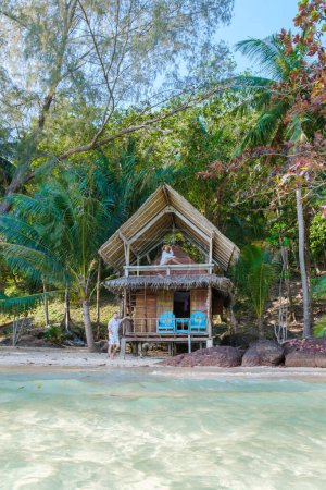 Téléchargez les photos : Koh Wai Island Trat Thaïlande est une île tropicale minuscule près de Koh Chang. bungalow en bois de cabane de bambou sur la plage. un jeune couple d'hommes et de femmes sur une île tropicale en Thaïlande - en image libre de droit