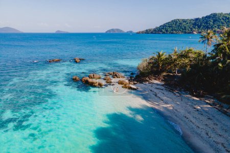 Téléchargez les photos : Drone vue aérienne à Koh Wai Island Trat Thaïlande est une île tropicale minuscule près de Koh Chang. un jeune couple d'hommes et de femmes sur une plage tropicale avec une turque couleur océan - en image libre de droit