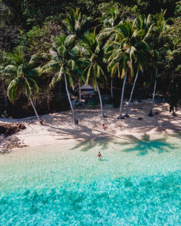 Téléchargez les photos : Koh Wai Island Trat Thaïlande est une île tropicale minuscule près de Koh Chang. bungalow en bois de cabane de bambou sur la plage. un jeune couple d'hommes et de femmes sur une île tropicale en Thaïlande - en image libre de droit