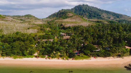 Téléchargez les photos : Une belle vue sur une plage calme avec un océan bleu à Koh Libong, province de Trang, Thaïlande, mer d'Andaman. - en image libre de droit