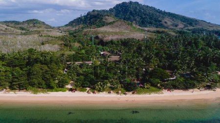 Foto de Una hermosa vista de una playa tranquila con aguas cristalinas en el cielo azul en Koh Libong, provincia de Trang, Tailandia, el mar de Andamán con montañas en el campo de playa - Imagen libre de derechos