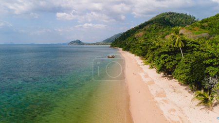 Foto de Una hermosa vista de una playa tranquila con aguas cristalinas en el cielo azul en Koh Libong, provincia de Trang, TailandiaMar de Andamán en la luz de la tarde - Imagen libre de derechos