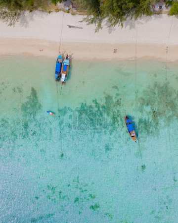 Téléchargez les photos : Vue de dessus aux bateaux à queue longue dans un océan bleu à la plage de l'île de Koh Ngai Thaïlande, sable blanc, et un océan de couleur turque à Koh Ngai Trang Thaïlande - en image libre de droit