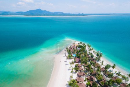 Téléchargez les photos : Vue de dessus à Koh Muk une île tropicale avec des palmiers et du sable blanc doux, et un océan de couleur turque, Koh Mook Island Trang Thaïlande - en image libre de droit
