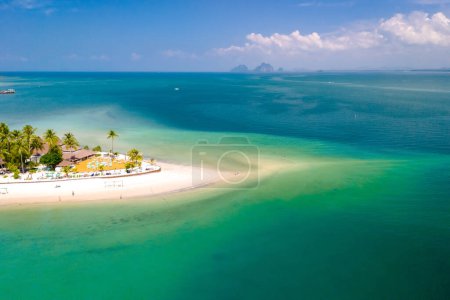 Téléchargez les photos : Drone vue aérienne à Koh Muk une île tropicale à Trang en Thaïlande, des palmiers et du sable blanc doux, et un océan de couleur turque à Koh Mook Trang en Thaïlande - en image libre de droit