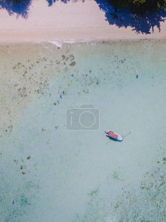 Foto de Vista aérea en Koh Kradan una isla tropical con un arrecife de coral, arena blanca suave, y un océano de color turquesa en Koh Kradan Trang Tailandia - Imagen libre de derechos