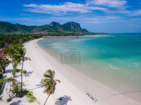 Téléchargez les photos : Drone vue aérienne à Koh Muk une île tropicale en Thaïlande avec des palmiers et du sable blanc doux, et un océan de couleur turque à Koh Mook Trang Thaïlande - en image libre de droit