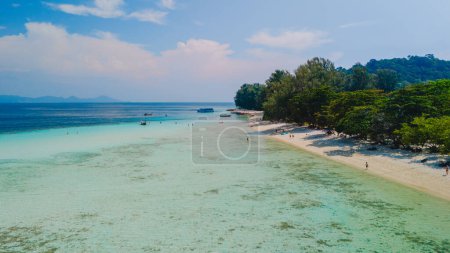 Foto de Vista aérea en Koh Kradan una isla tropical con un arrecife de coral, arena blanca suave, y un océano de color turquesa en Koh Kradan Trang Tailandia - Imagen libre de derechos