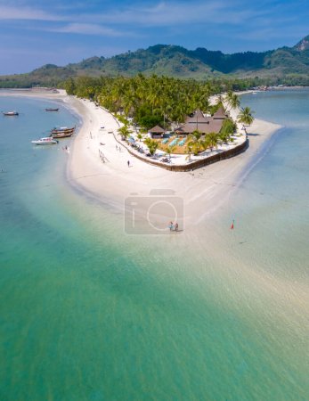 Foto de Drone vista aérea en Koh Muk una isla tropical con palmeras y arena blanca suave, y un océano de color turquesa en Koh Mook Trang Tailandia en un día soleado - Imagen libre de derechos