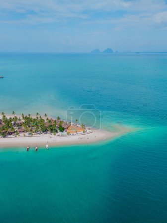 Téléchargez les photos : Vue de dessus à Koh Muk une île tropicale avec des palmiers et du sable blanc doux, et un océan de couleur turque, un banc de sable dans l'océan à Koh Mook Trang Thaïlande - en image libre de droit