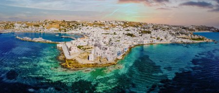 Foto de Drone vista del pueblo griego de Mykonos en Grecia, calles coloridas del pueblo de Mikonos. - Imagen libre de derechos