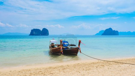 Téléchargez les photos : Bateaux à queue longue sur la plage de l'île de Koh Ngai avec du sable blanc doux, et un océan de couleur turque, Koh Ngai Trang Thaïlande - en image libre de droit