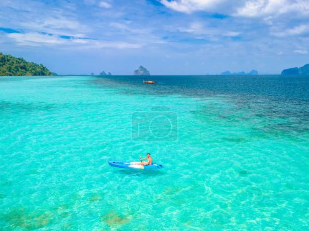 Téléchargez les photos : Jeunes hommes en kayak à la turque bleue couleur océan de Koh Kradan Thaïlande, une île tropicale avec un récif corallien dans l'océan, Koh Kradan Trang Thaïlande - en image libre de droit