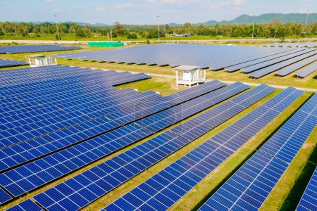 Foto de Panel solar pradera, campo solar, paneles solares sistema generadores de energía del sol. Transición energética en Chonburi Tailandia. solar energía solar panel campo al atardecer - Imagen libre de derechos