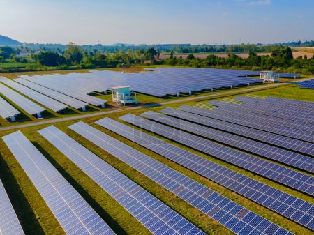 Foto de Paneles solares sistema generadores de energía del sol. Transición energética en Chonburi Tailandia. solar energía solar panel campo al atardecer - Imagen libre de derechos