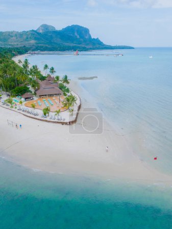 Drohnen-Luftaufnahme von Koh Muk, einer tropischen Insel mit Palmen und weichem weißen Sand, und einem türkisfarbenen Meer in Koh Mook Trang Thailand