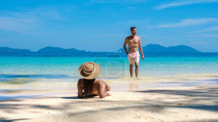 Téléchargez les photos : Koh Wai Island Trat Thaïlande est une île tropicale minuscule près de Koh Chang. un jeune couple d'hommes et de femmes sur une plage tropicale allongé bronzer pendant des vacances de luxe en Thaïlande - en image libre de droit