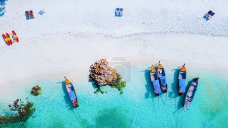 Téléchargez les photos : Vue de dessus sur les bateaux à queue longue sur la plage de l'île de Koh Lipe en Thaïlande, arrière-plan de vacances tropicales, turqouse colorée vue océan drone - en image libre de droit