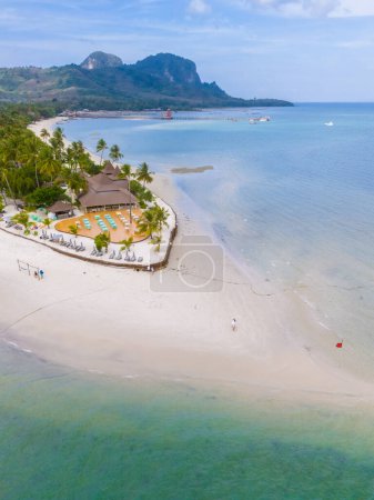 Téléchargez les photos : Drone vue aérienne à Koh Muk une île tropicale avec des palmiers et du sable blanc doux, et un océan de couleur turque à Koh Mook Trang Thaïlande - en image libre de droit