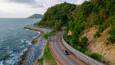 coche de conducción en la carretera curva de Tailandia. paisaje de la carretera en verano. Es bueno conducir por la carretera de la playa. Provincia de Chantaburi Tailandia, hermoso paseo costero