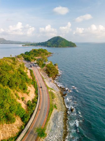 Téléchargez les photos : Voiture conduisant sur la route courbe de la Thaïlande. paysage routier en été. C'est agréable de rouler sur la route en bord de mer. Province de Chantaburi Thaïlande, vue verticale sur drone - en image libre de droit