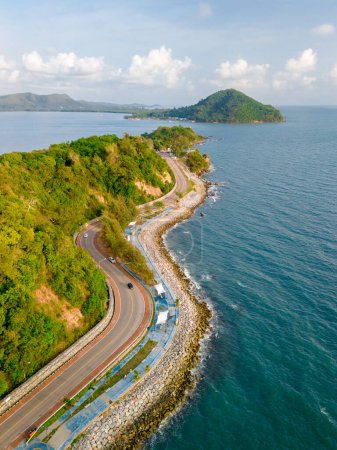 Téléchargez les photos : Voiture conduisant sur la route courbe de la Thaïlande. paysage routier en été. C'est agréable de rouler sur la route en bord de mer. Province de Chantaburi Thaïlande, belle route le long de l'océan au coucher du soleil - en image libre de droit