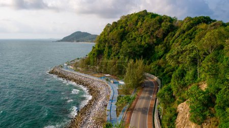 Téléchargez les photos : Voiture conduisant sur la route courbe de la Thaïlande. paysage routier en été. C'est agréable de rouler sur la route en bord de mer. Province de Chantaburi Thaïlande, belle balade côtière - en image libre de droit