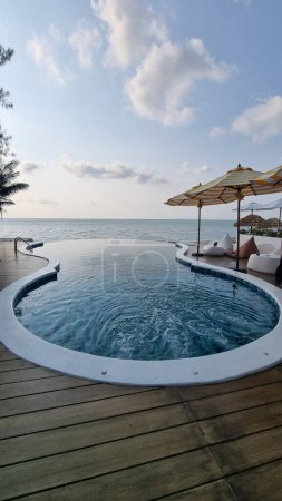 Bangsaray Pattaya Thaïlande 28 février 2024, Une superbe et grande piscine se marie parfaitement avec une terrasse en bois sous le ciel ouvert.
