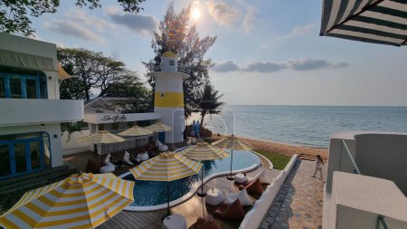 Foto de Bangsaray Pattaya Tailandia 28 febrero 2024, Una tranquila escena de playa con sombrillas coloridas y sillas acogedoras, creando un ambiente relajante en un día soleado. - Imagen libre de derechos