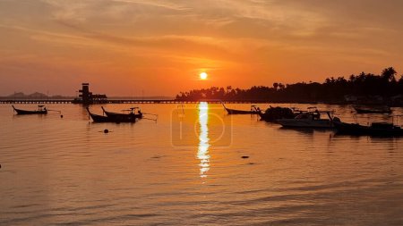 Koh Mook Thailand Mehrere kleine Boote treiben friedlich auf den ruhigen Gewässern und schaffen ein harmonisches Bild der Ruhe und Einheit.