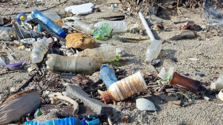 Ein Haufen weggeworfenen Mülls liegt direkt am goldenen Strand, ein krasser Kontrast zur natürlichen Schönheit der Umgebung. Chantaburi Thailand 