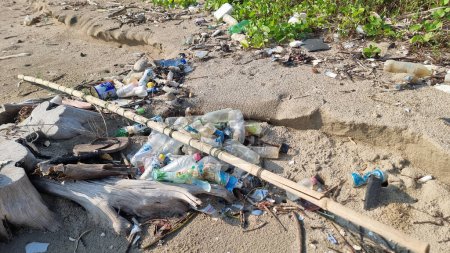 Foto de Una caótica pila de basura descartada se sienta solemnemente sobre la playa de arena, empañando la belleza natural de la costa con su presencia. Chantaburi Tailandia - Imagen libre de derechos