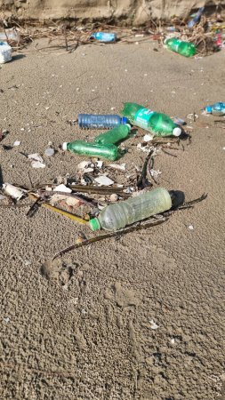 Foto de Una escena inquietante de un montón de botellas de plástico y otros escombros en una hermosa playa, que representa el impacto devastador de la contaminación en nuestro planeta. Chantaburi Tailandia - Imagen libre de derechos