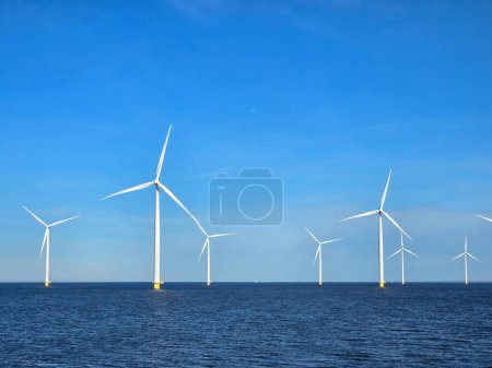 Foto de Parque eólico en el océano, transición energética, cero emisiones, carbono neutro, concepto del día de la Tierra - Imagen libre de derechos