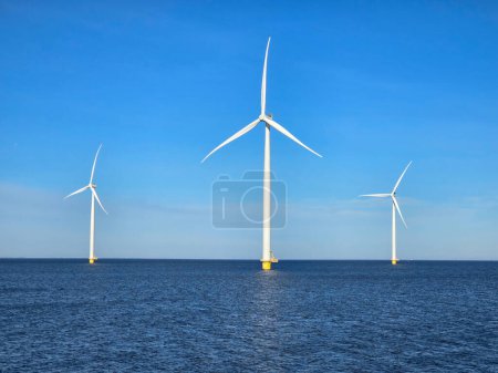Foto de Parque eólico en el océano, energía verde Transición energética, cero emisiones, carbono neutro, concepto del día de la Tierra, molinos aislados en el mar en los Países Bajos. - Imagen libre de derechos