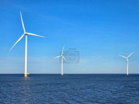 Téléchargez les photos : Éoliennes sur une digue néerlandaise générant de l'énergie verte électriquement, éoliennes isolées en mer aux Pays-Bas. Transition énergétique, zéro émission, neutre en carbone - en image libre de droit