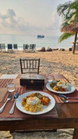 Téléchargez les photos : Petit déjeuner sur la plage de l'île de Koh Samet Thaïlande - en image libre de droit