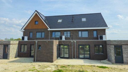 Luftquelle Wärmepumpe im Freien an einem modernen Haus mit Ziegeln in den Niederlanden installiert, warmte Pomp Translation Luftquelle Wärmepumpe 