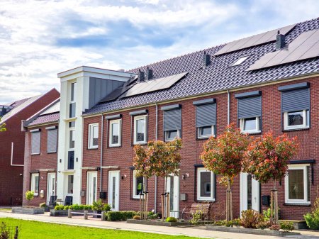 Foto de Casas de nueva construcción con paneles solares negros en el techo en los Países Bajos - Imagen libre de derechos