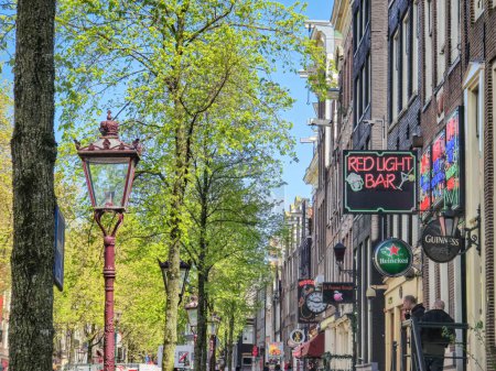 Foto de Amsterdam Países Bajos 21 abril 2024 Barrio rojo con luces de neón durante las nuevas regulaciones para mover el distrito rojo a otra parte de Amsterdam Norte - Imagen libre de derechos
