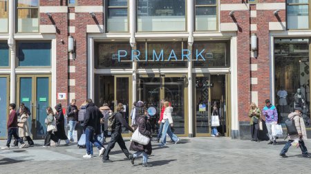 Foto de Amsterdam Países Bajos 21 abril 2024, Motion blur people walking shopping at the Primark shopping mall - Imagen libre de derechos