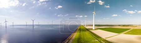 Riesige Wasserfläche, umgeben von hoch aufragenden Windmühlen in Flevoland, Niederlande, die die Kraft des Windes nutzen, um erneuerbare Energien zu erzeugen. Banner von Windkraftanlagen auf See
