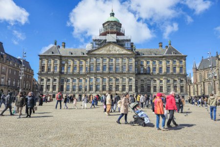 Téléchargez les photos : Amsterdam Pays-Bas 21 avril 2024, Une scène animée avec des gens qui se déplacent autour de la vie et du mouvement sur la place centrale du barrage - en image libre de droit