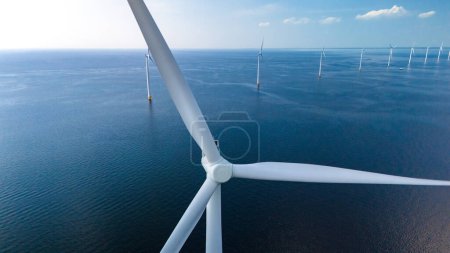 Hoch aufragende Windkraftanlagen befinden sich in der riesigen Meereslandschaft der niederländischen Region Flevoland und nutzen die Kraft des Windes, um saubere Energie zu erzeugen.