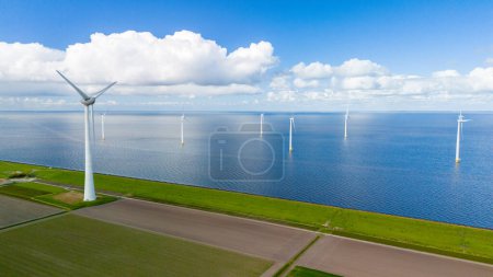 Ein Windpark mit Turbinen im Meer der Niederlande, der die Kraft des Windes nutzt, um saubere Energie zu erzeugen. im Noordoostpolder Niederlande, Windkraftanlagen auf See