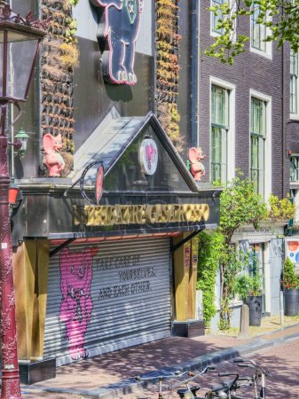 Foto de Amsterdam Países Bajos 21 abril 2024 Barrio rojo con bar cerrado durante las nuevas regulaciones para mover el distrito rojo a otra parte de Amsterdam Norte - Imagen libre de derechos
