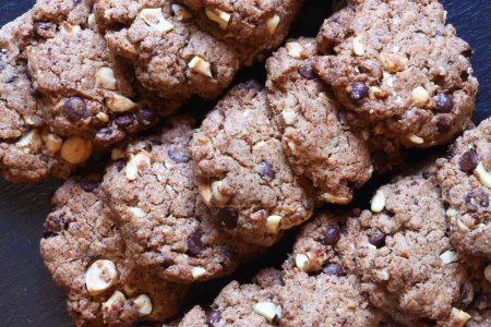 Téléchargez les photos : Photographie de biscuits au chocolat sur ardoise pour illustrations alimentaires - en image libre de droit