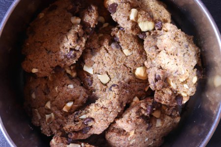 Téléchargez les photos : Photographie de biscuits au chocolat dans un bocal à biscuits en métal pour illustrations alimentaires - en image libre de droit