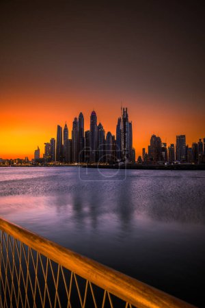 Foto de Dubai Marina al amanecer vertical con ferrocarril - Imagen libre de derechos