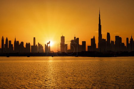 Foto de Dubai Skyline con Burj Khalifa al amanecer - Imagen libre de derechos